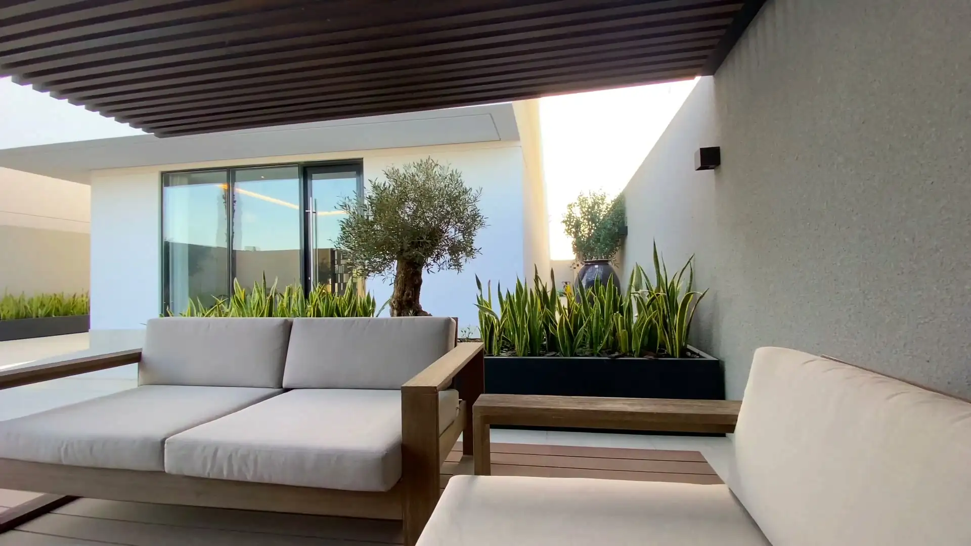 Terraza con puertas de vidrio y aluminio en Zapopan