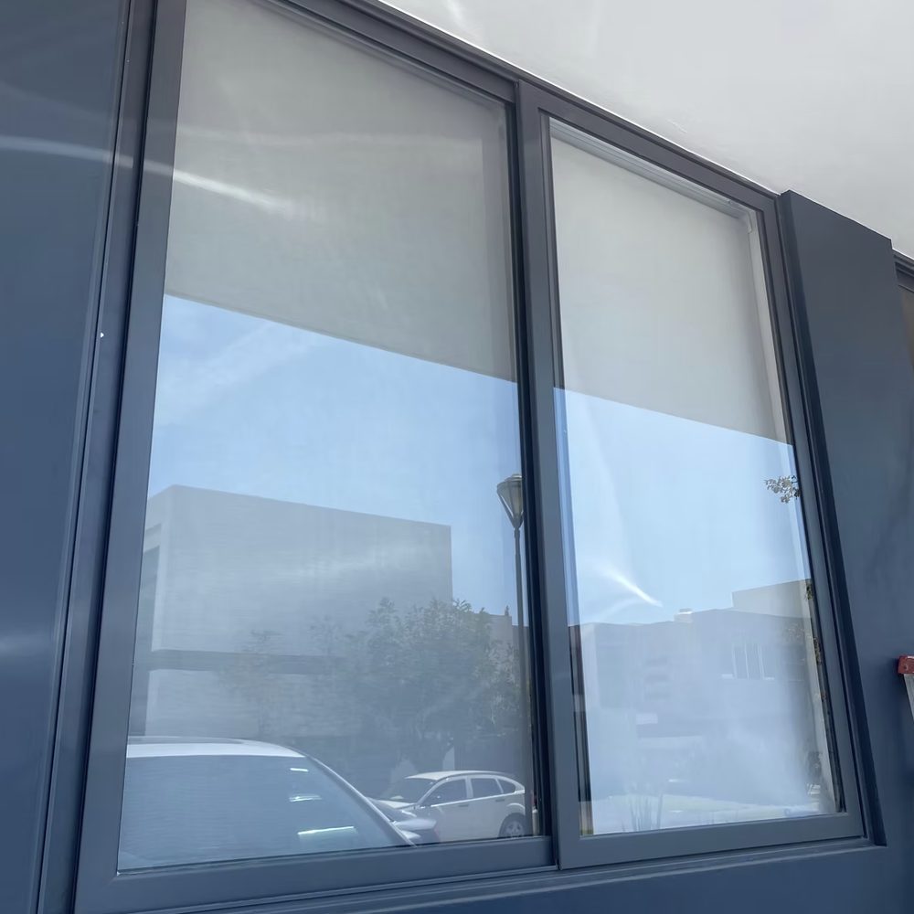 Ventanería de vidrio y aluminio color gris en una casa